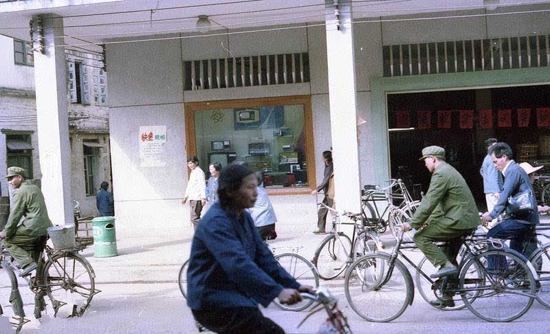 老照片记录70年代末深圳人们的生活情景