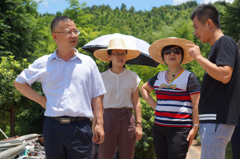 龙南县委常委叶金华,龙南县旅游局局长蔡粲陪同.