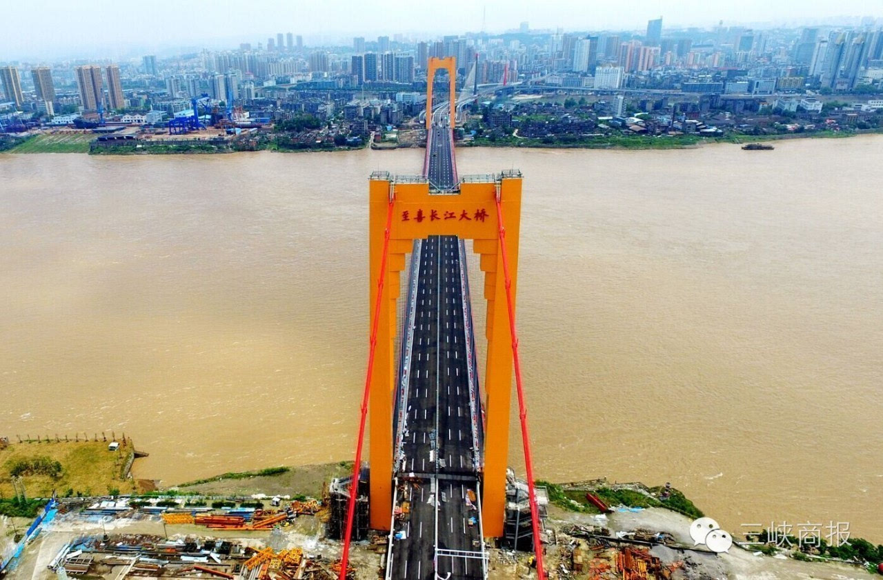 至喜长江大桥水幕图片