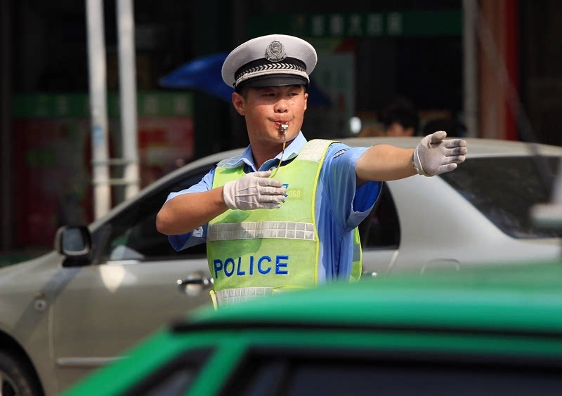 交警支队民警在马路交叉路口疏导指挥交通.