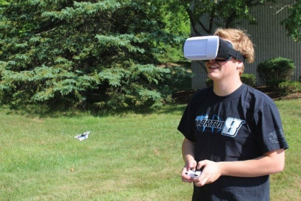 世界上最小的VR无人机：可用第一视角飞行