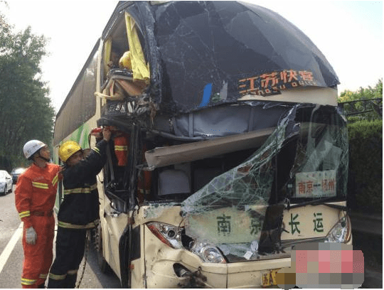 南京大巴司机发困追尾集装箱货车 所幸事故中无人员伤亡