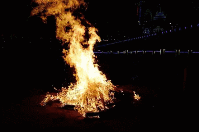 人们希望用火光来驱除病魔灾难众多的火炬燃起火把节的圣火火把节