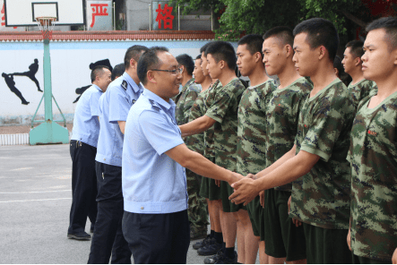 渠县公安局长李鸿杰看望慰问武警消防官兵