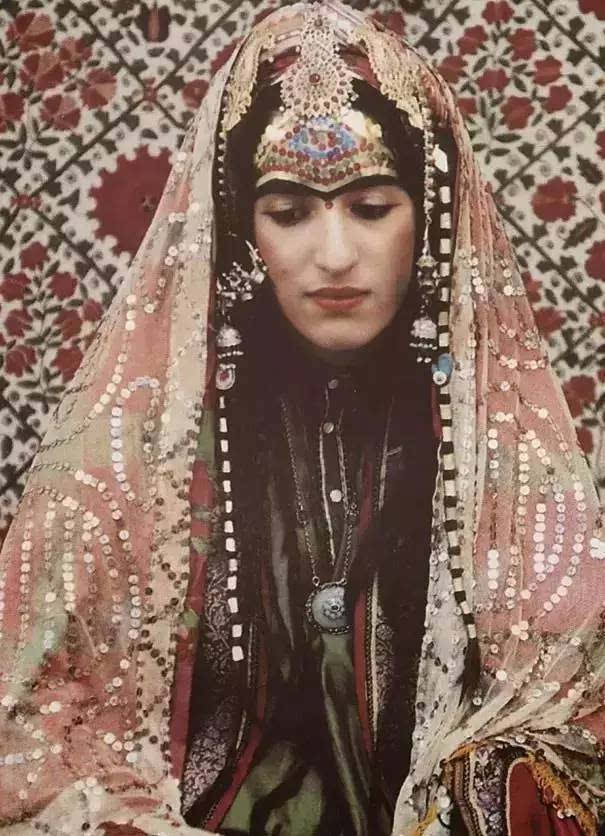 阿富汗犹太人的传统婚礼服饰,犹太人婚礼上的揭盖头仪式源于圣经传说