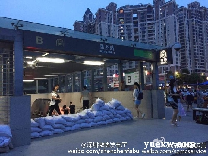 深圳地铁西乡站出入口防洪沙包堆放的照片是ps照片