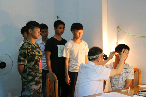 儿时有个梦想长大参军入伍19岁的郑枫告诉记者,他家住达川区渡市镇,已