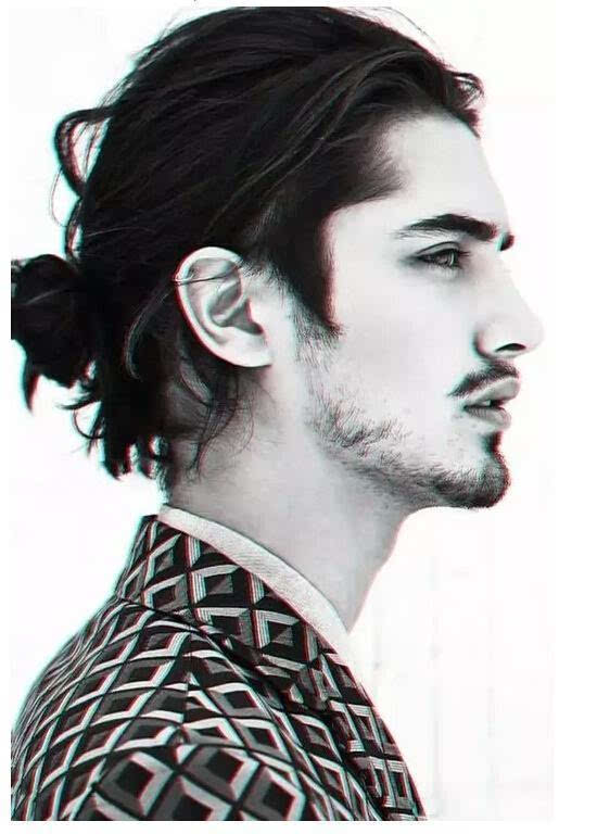 用长发扎出男士专有的 man bun