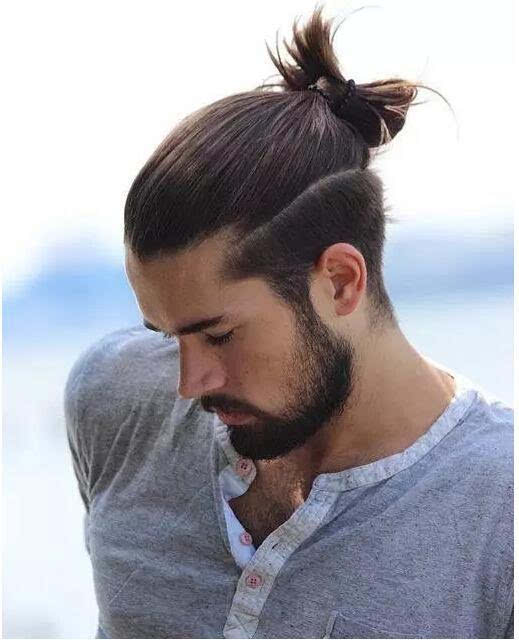 用长发扎出男士专有的 man bun