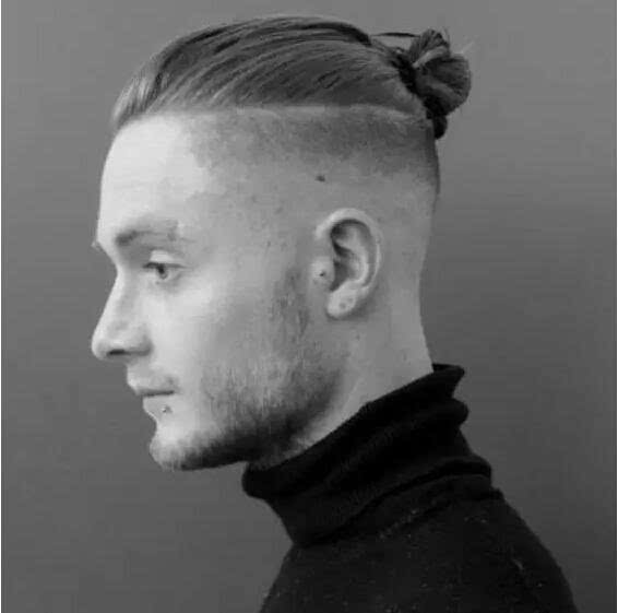 用长发扎出男士专有的 man bun