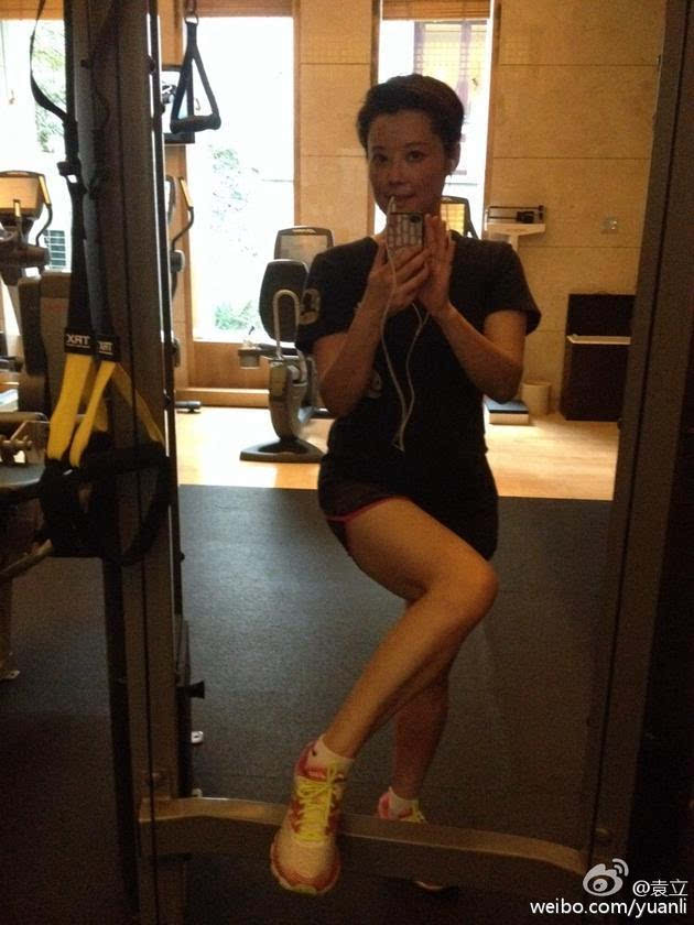 袁立露美腿8月2日下午,袁立在微博上晒出一张健身自拍照,刚刚剪完短发