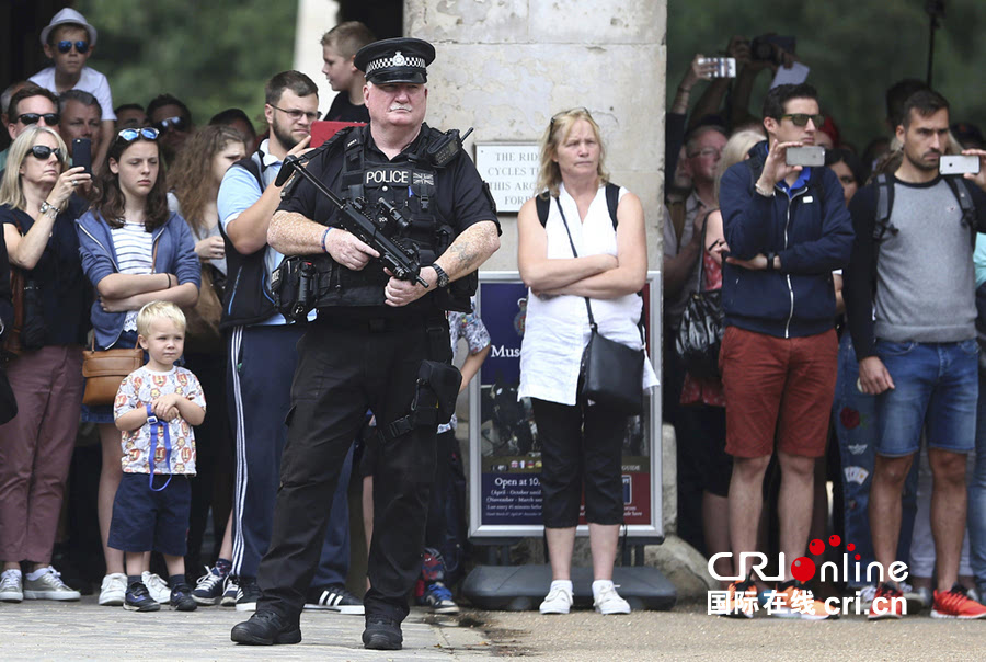 当地时间2016年8月3日,英国伦敦,警察持枪在皇家骑兵卫队阅兵场巡逻