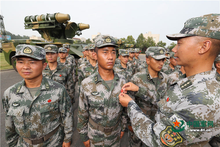 某新型防空导弹武器系统入列陆军某部