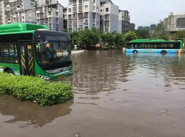 緊急提醒!宜賓被暴雨摧殘了一天,今晚還有大暴雨