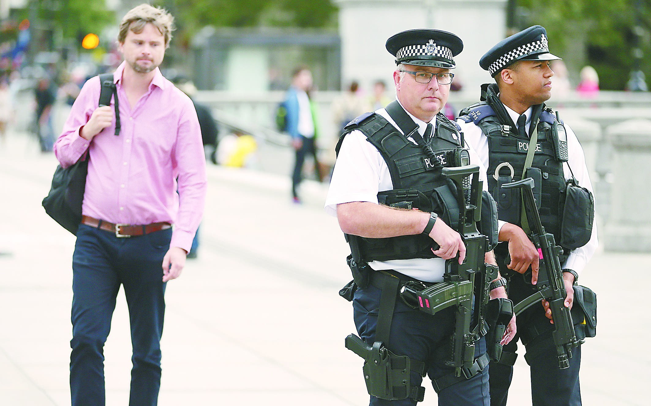 武装警察4日在伦敦街头巡逻