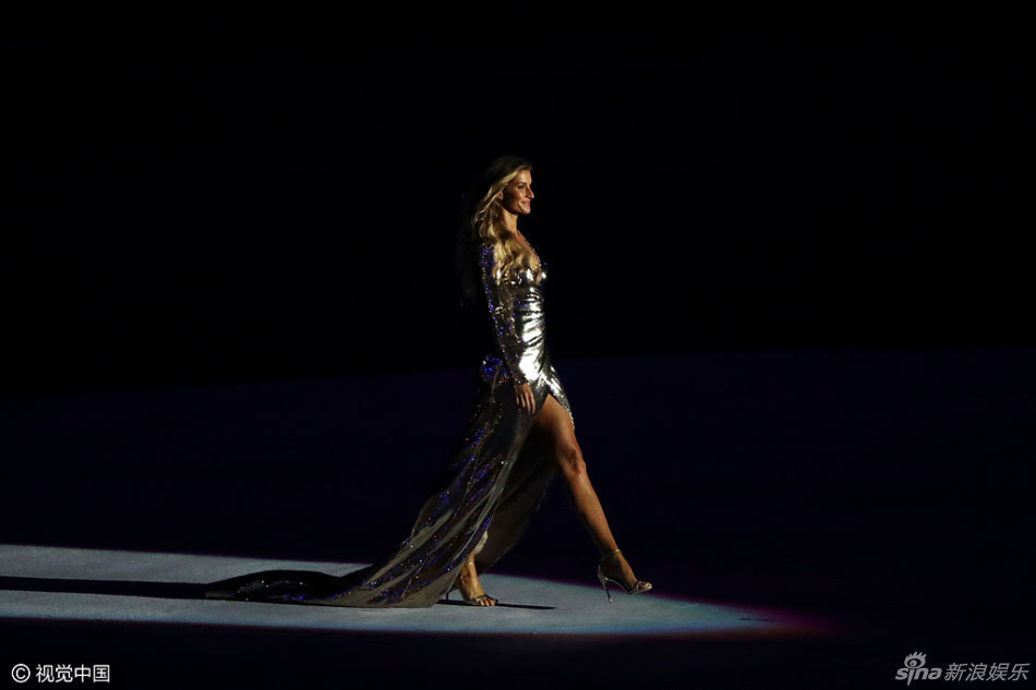巴西名模邦辰亮相奥运会开幕式 秀长裙美腿