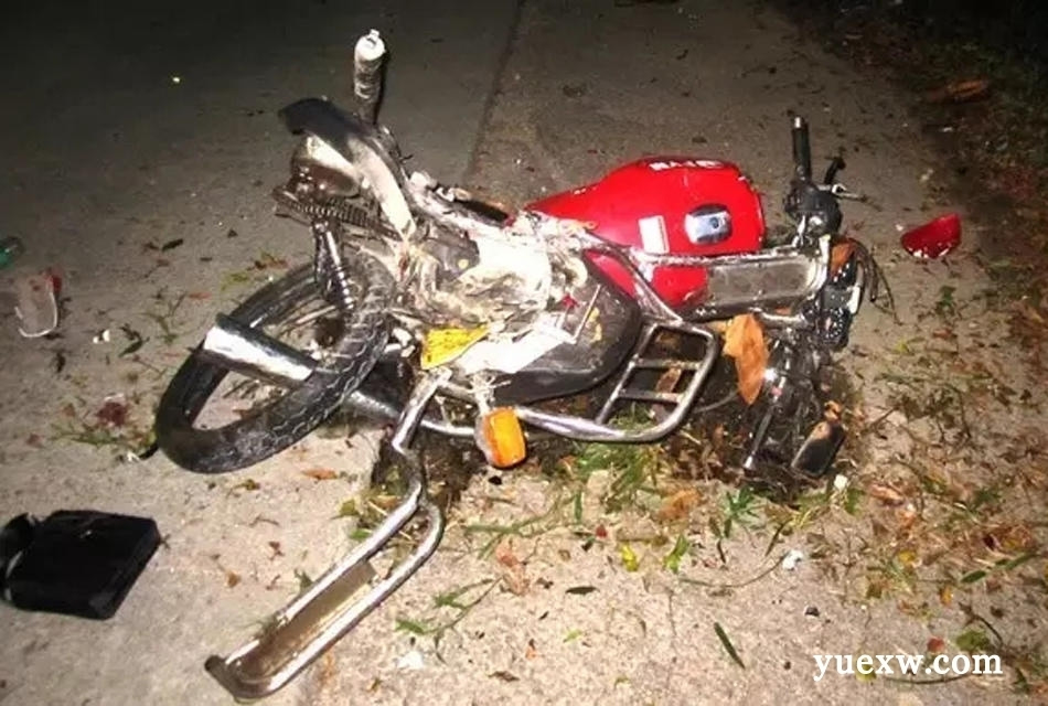 2名男子在珠海路边给摩托车加油时被一小车撞飞