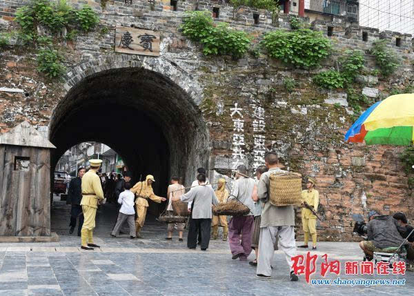 邵陽市首部本土電影《古道西風》殺青取景寶慶古城牆