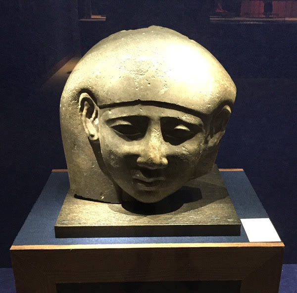 古埃及托勒密王朝克里奥帕特拉七世雕像展览入口大厅出,分别陈列着古