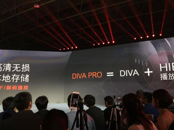 售价999元起：汪峰发布智能无线耳机DIVA 支持语音控制