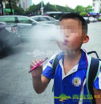 黄岛一学校门口卖起电子烟小学生买来攀比吐烟圈