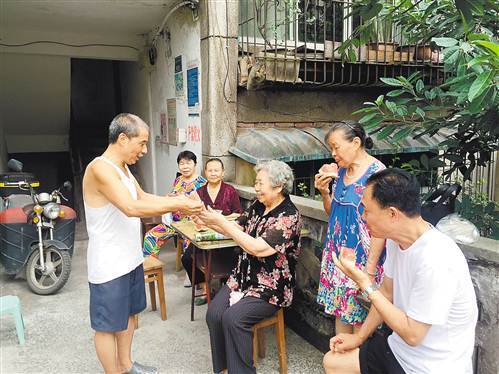 重庆十年小板凳"坐"出来的邻里情