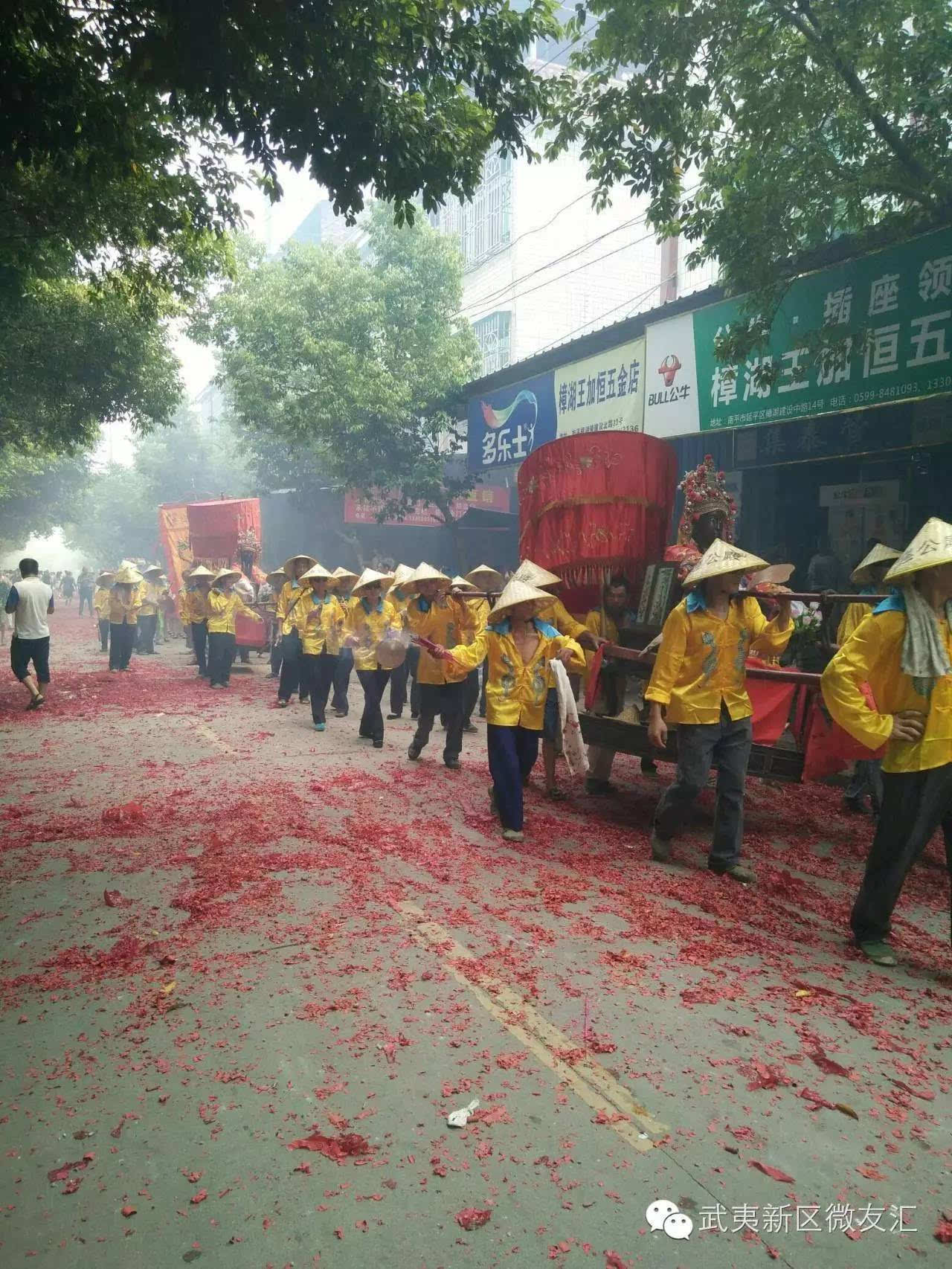 南平樟湖蛇节数万人现场狂欢十万人场外尖叫