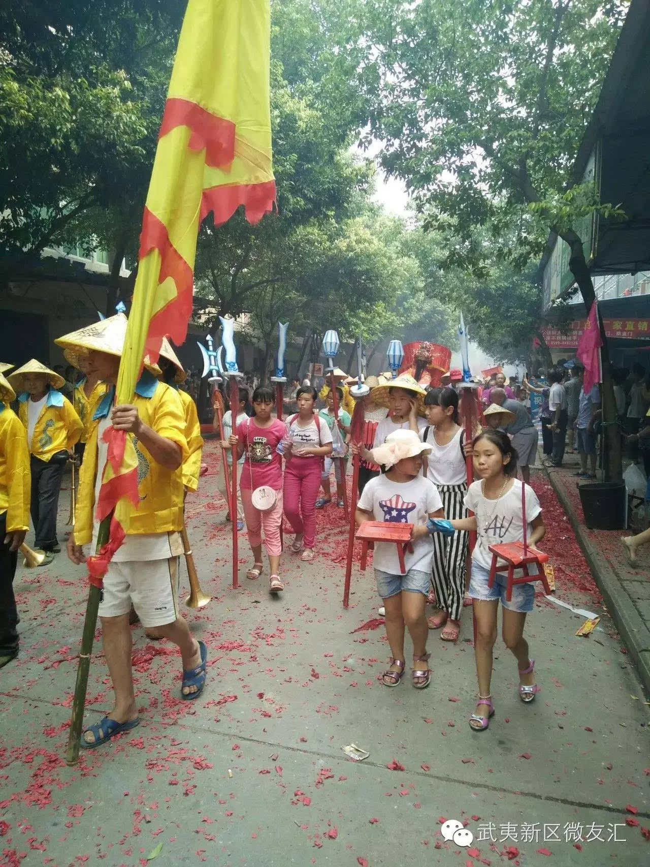 南平樟湖蛇节数万人现场狂欢十万人场外尖叫