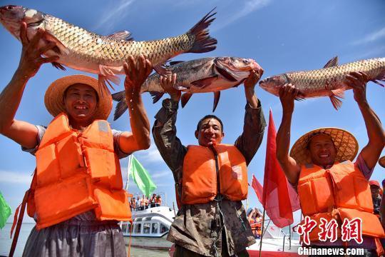 活动当日,渔民展示巨网捕鱼的收获 杨坤 摄