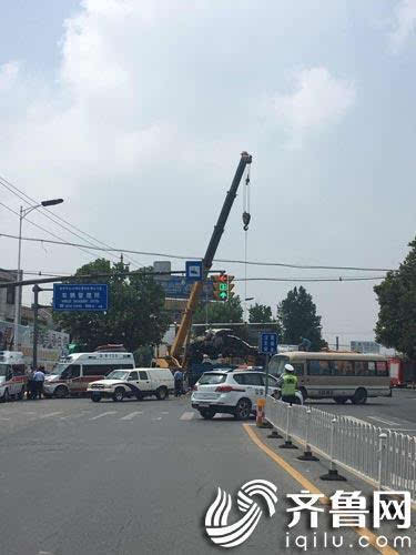 淄博博山博沂路掩的村路口处发生交通事故