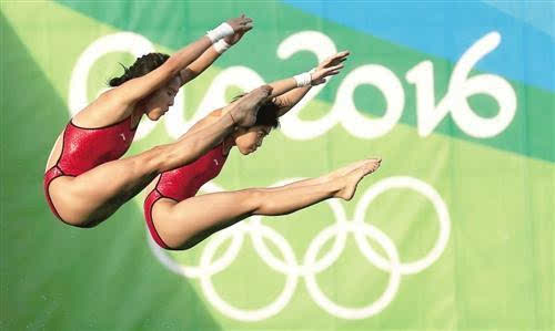 图 跳水女子双人十米台决赛中,中国组合陈若琳/刘蕙瑕夺冠.
