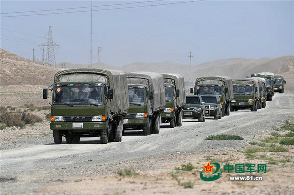 3000多名武警官兵开赴新疆练反恐车辆排长龙