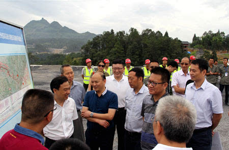 重庆高速集团董事长检查交建南道路总承包施工进度