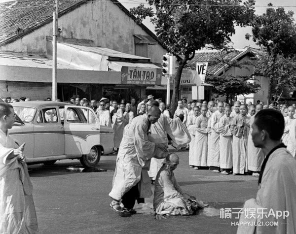 6月11日当天,在众弟子的陪同下,老和尚释广德来到越南西贡市中心,街道