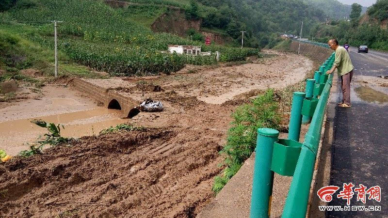 安塞暴雨引发山洪 车辆被冲走 已致7人遇难1小孩失踪