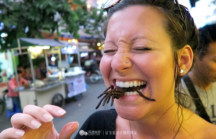 令人毛骨悚然的柬埔寨美食油炸毒蜘蛛