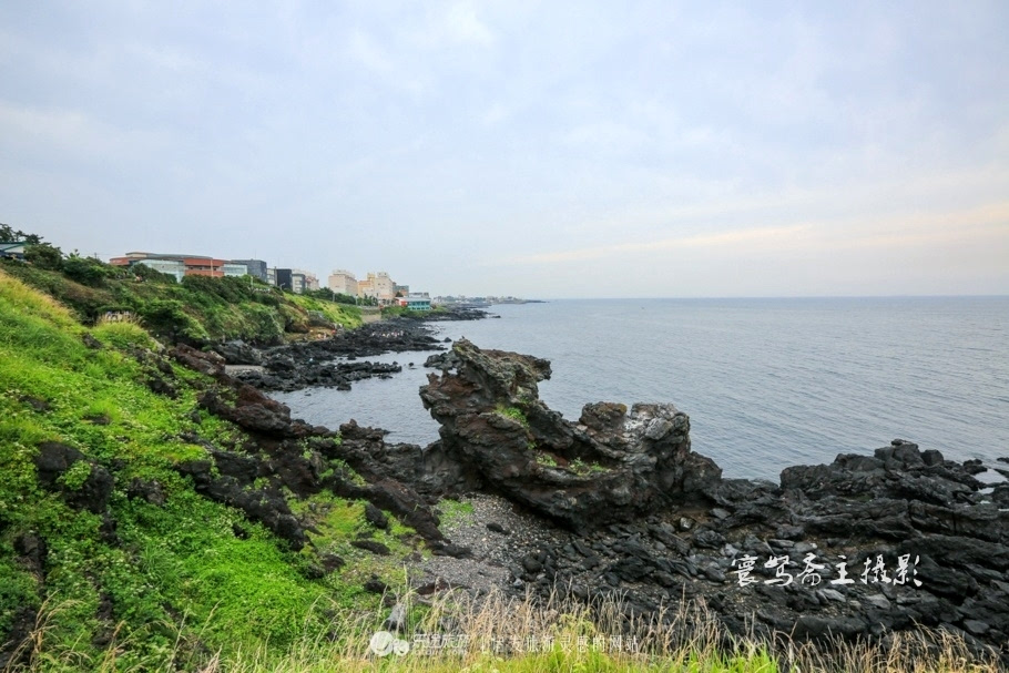 西南隅,黄海与东海的东端界限处,北面隔济州海峡韩国本土相距82公里