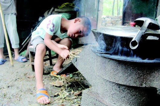 9岁的小陈衡在烧火做饭 本报记者 岳茵茵 摄