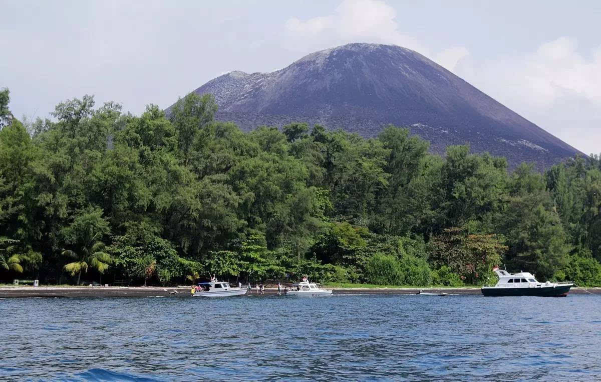 并变化成四岛并存的格局,我们登上的是喀拉喀托火山的子火山,最近一次