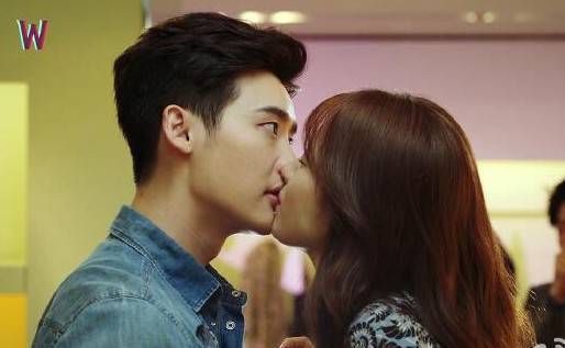 每当姜哲有了情感波动,吴妍珠就能从漫画世界穿越回现实世界.