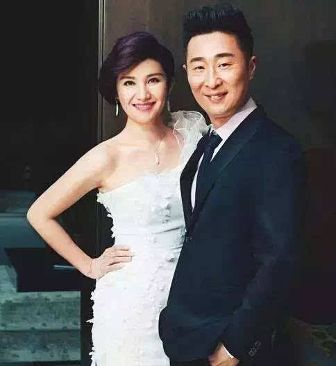 其它 正文 4,冯小刚 冯导的老婆徐帆大家都知道 大美人一个 颜值跟冯