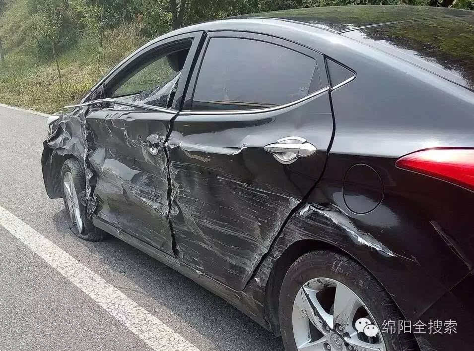 绵阳 连撞3车,你当这是开碰碰车哪?