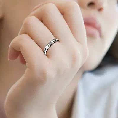戴戒指的图片女孩的手图片唯美的简单介绍
