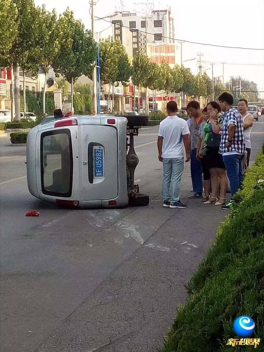 开车需谨慎昨天莱州这里发生车祸