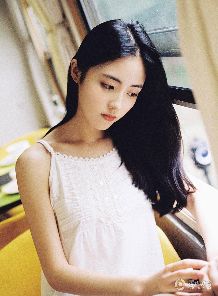 近日,深圳大学校花章乐韵晒出一组清凉夏日写真,她一身素雅干净的白色