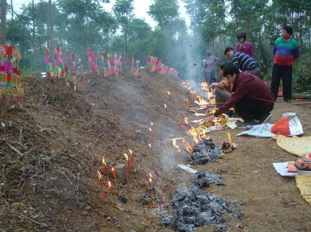 上墳燒紙引發大火理解祭祖真正意義非盲目