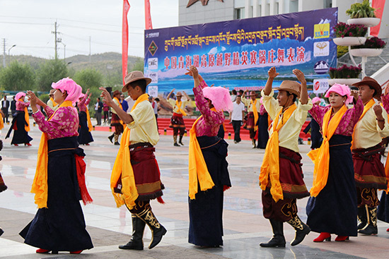 海南州有关方面组织了千人锅庄舞,为越野精英赛助威