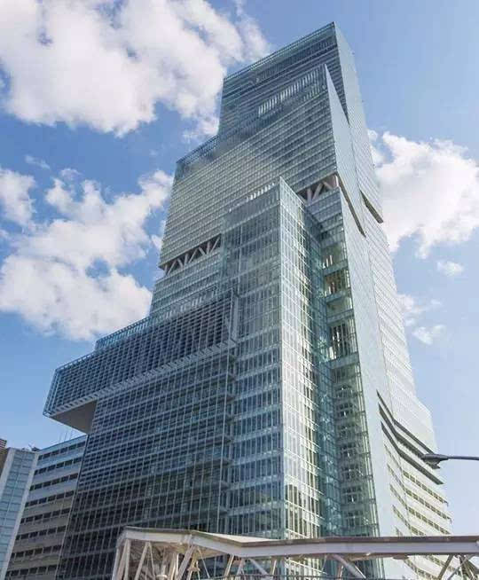 海阔天空大厦为日本关西第一高楼,高达300米,是大阪标志性建筑之一