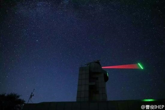 中国量子卫星对地通信照片公布：发射绿光