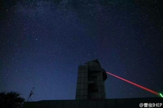 中国量子卫星对地通信照片公布：发射绿光